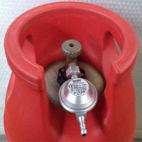 Ano ang isang gas cylinder reducer: aparato at operasyon ng aparato na may isang regulator ng presyon