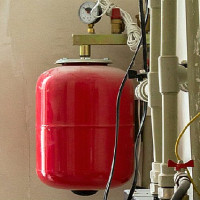 Installation et raccordement d'un vase d'expansion dans les versions ouvertes et fermées des systèmes de chauffage