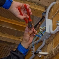 Elektriker i et trehus: diagrammer + installasjonsinstruksjoner