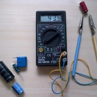 Slik kontrollerer du kondensatoren med et multimeter: regler og funksjoner for måling