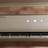 סקירת מערכות פיצול RAC-07HJ / N1 מהירה: יחידת תקציב ללא סלסולים