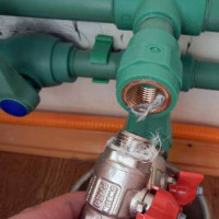 De installatie van zomerwater uit de put: de beste opties en constructieschema's