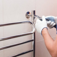 Hoe u met uw eigen handen een verwarmde handdoekstang op de tapwaterverhoger en een verwarmingscircuit kunt aansluiten