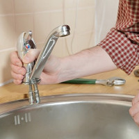 Hoe een kraan in de keuken te installeren: stapsgewijze instructies over het werk