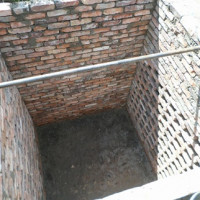 Comment construire une fosse de drainage en brique: options et méthodes d'agencement