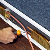 Varm baseboard: hva er baseboardvarmeradiatorer og hvordan du installerer dem riktig