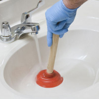 Como limpar o cano de esgoto em casa do entupimento: soluções + dicas de prevenção