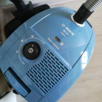 Gambaran keseluruhan pembersih vakum dengan pengumpul habuk Bosch GL30 BGL32003: unit yang boleh dipercayai dalam pemasangan asas