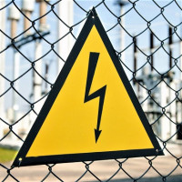 Elektriske sikkerhetsplakater: typer plater og grafiske skilt + påføring