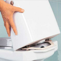 Liggend tussen de tank en het toilet: soorten, doel, installatiefuncties