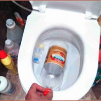 Cara membersihkan tandas dengan botol: pemasangan langkah demi langkah + gambaran keseluruhan kaedah alternatif