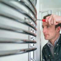 Hoe een verwarmd handdoekenrek in een badkamer volgens de regels te vervangen