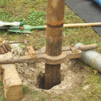 Handmatig boren van putten voor water: hoe de waterinlaat handmatig te boren