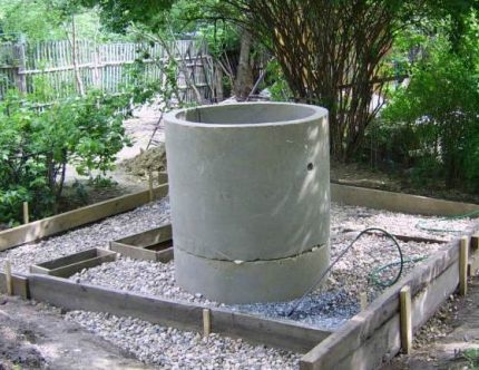 Les dernières étapes du bricolage de l'appareil Le dispositif du puits à partir d'anneaux de béton armé faits maison