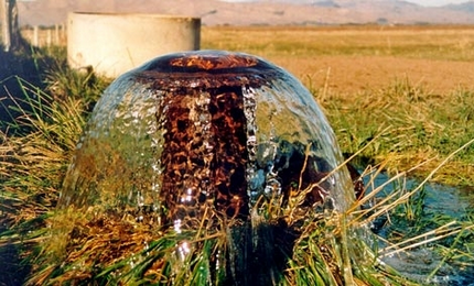 Rinçage des puits d'eau L'eau pure d'un puits profond