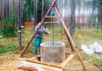 Perteklinio dirvožemio pašalinimas iš šulinio veleno kasimo metu Montavimo žiedai velene