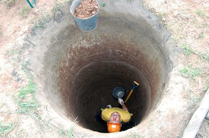 Kaip iškasti šulinį priemiesčio zonoje Uždaro šulinio kasimo metodas