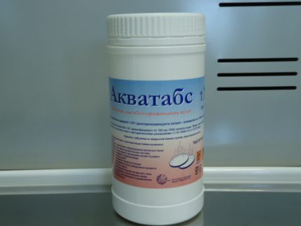 Chloro turinčios tabletės šulinio dezinfekavimui „Aquatabs“ - chloro turinčios tabletės