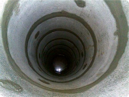Sceller les joints de puits de béton