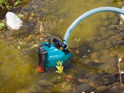 Pond watering pump The principle of operation of the submersible model