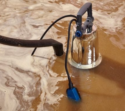 The compact pump for watering a site from a reservoir The use of a drainage device for garden purposes