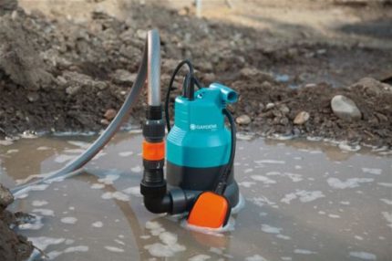 Paano ginagamit ang pump pump para malinis ang mga balon Drain pump para sa pumping maruming tubig mula sa isang balon