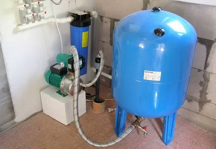 Water accumulator for water well Hydraulic accumulator for a well