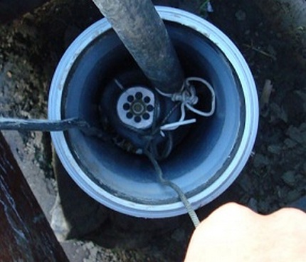 Mga patakaran para sa pag-install ng isang bomba sa isang balon Ang clearance sa pagitan ng mga pader ng pump at haligi