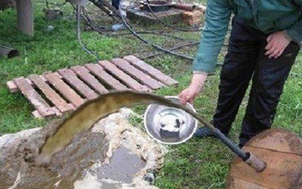 Ang pumping isang silty well sa tubig Ang pumping ng isang silty well