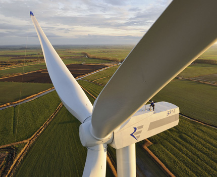 Éolienne - une autre source de chauffage pour une maison privée Moulins à vent - un type de source d'énergie alternative