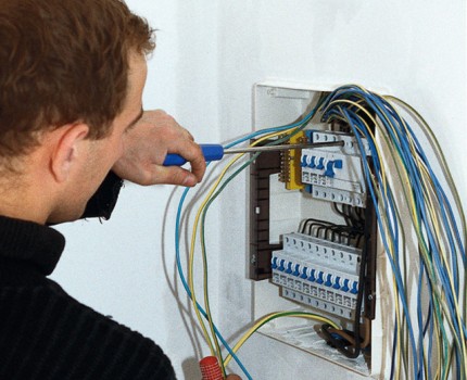 Handlinger, før kontakten tilsluttes pæren Et eksempel på vanskelighederne ved elektriske ledninger