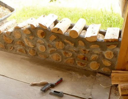 Murs de maison écologique sous forme de tas de bois Technique de double isolation