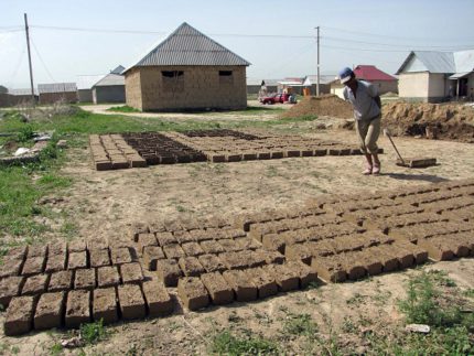 Briques de bricolage pour la construction d'une maison écologique Briques Adobe