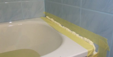 Verklevingen van het acrylbad aan de muren Afdichten van voegen tussen badkamer en muur
