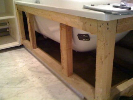 Hoe maak je een badframe van een bar Houten badkuipframe