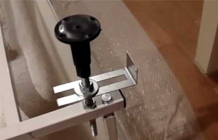 Bevestigingspoten van acryl badframe Bevestiging van de poten aan het frame