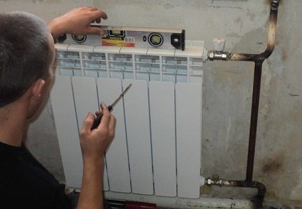Pag-install ng mga radiator Ang pag-install ng isang radiator ng isang espesyalista