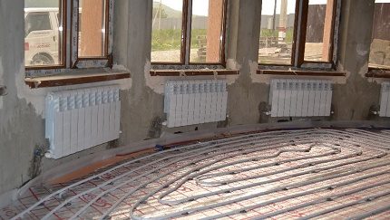 Instalação de baterias de aquecimento em uma sala grande Montagem de baterias de aquecimento em uma sala grande