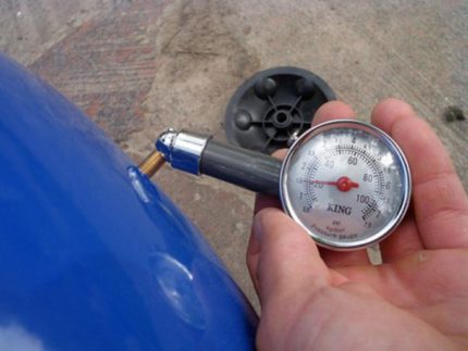 Adjustment of the pump accumulator and pressure switch Pressure gauge for accumulator