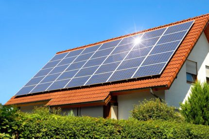 Ang mga panel ng solar ay hindi nakakaapekto sa panlabas Ano ang hitsura ng mga solar panel sa bubong ng isang pribadong bahay?