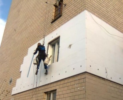 Isolamento térmico para reduzir a perda de calor Isolamento de um apartamento de esquina em um prédio de apartamentos