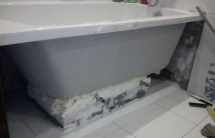 DIY acryl bad installatie optie Een badkamer op bakstenen installeren