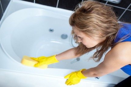 Soins jacuzzi réguliers Nettoyage des parois de la cuvette de salle de bain