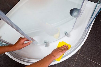Entretien du spa Essuyer avec de l'eau propre