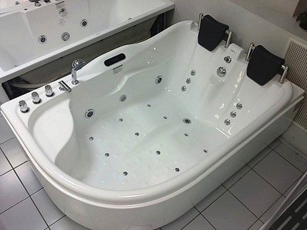 Prendre soin de la surface d'une baignoire spa en acrylique Traitement de plomberie après avoir pris des procédures d'eau
