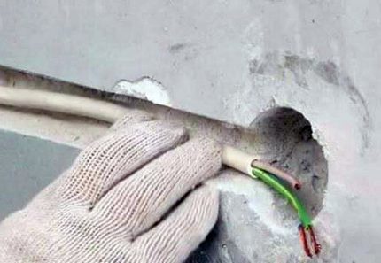 Kapıda döşeme güç hattı Kablo girişleri