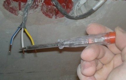 בדיקת המתח לפני התקנת השקע מברג עם מחוון