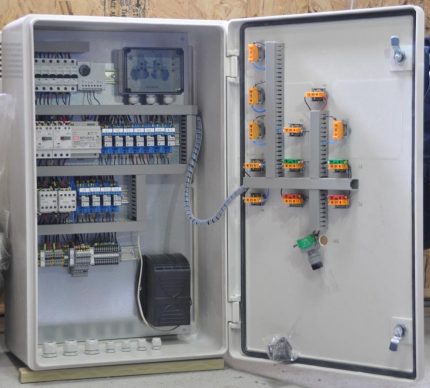 Private pump control cabinet Connecting the CS to the power supply