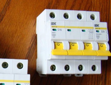 Como escolher uma máquina elétrica de quatro polos Como escolher um disjuntor de quatro polos