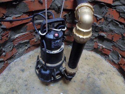 Submersible pump in a collection sewer well Feces pump
